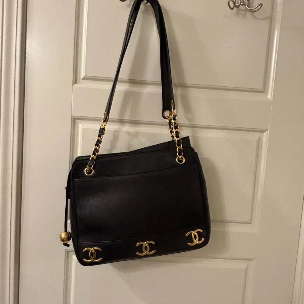 CHANEL Black Shoulder/Tote Bag in Caviar with Gold CC Accents-Beautiful! - Picture 6 of 15